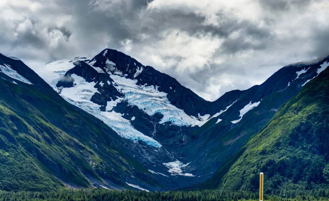 全球最孤独的小镇，街上没有人，全镇300人挤在一栋楼，闭门不出，唯一酒吧是中国人开的