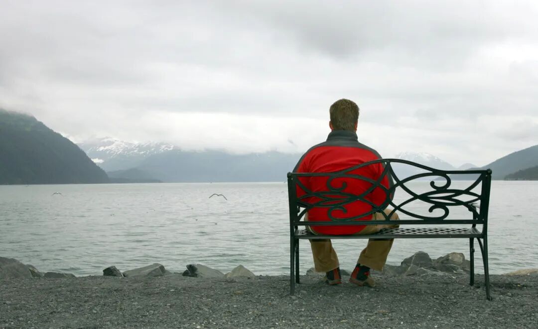 全球最孤独的小镇，街上没有人，全镇300人挤在一栋楼，闭门不出，唯一酒吧是中国人开的