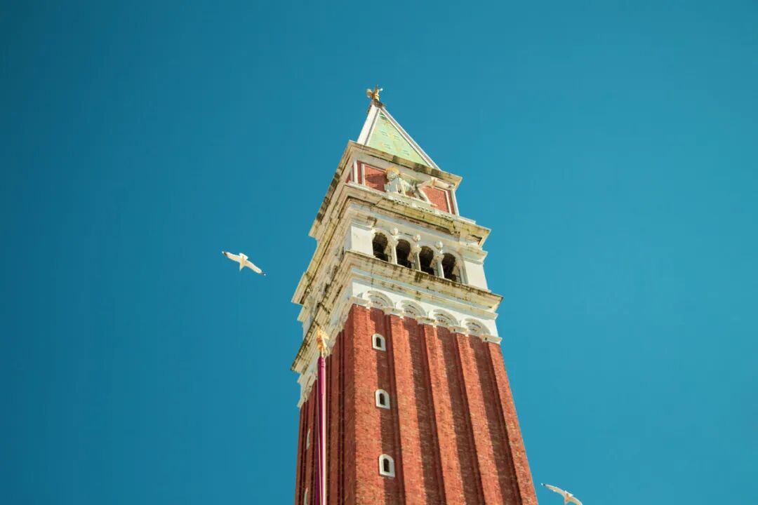 世界唯一没有车的城市，海上建城，划船出行，每年吸引3000万游客，本地人集体出逃，人口不足5万人