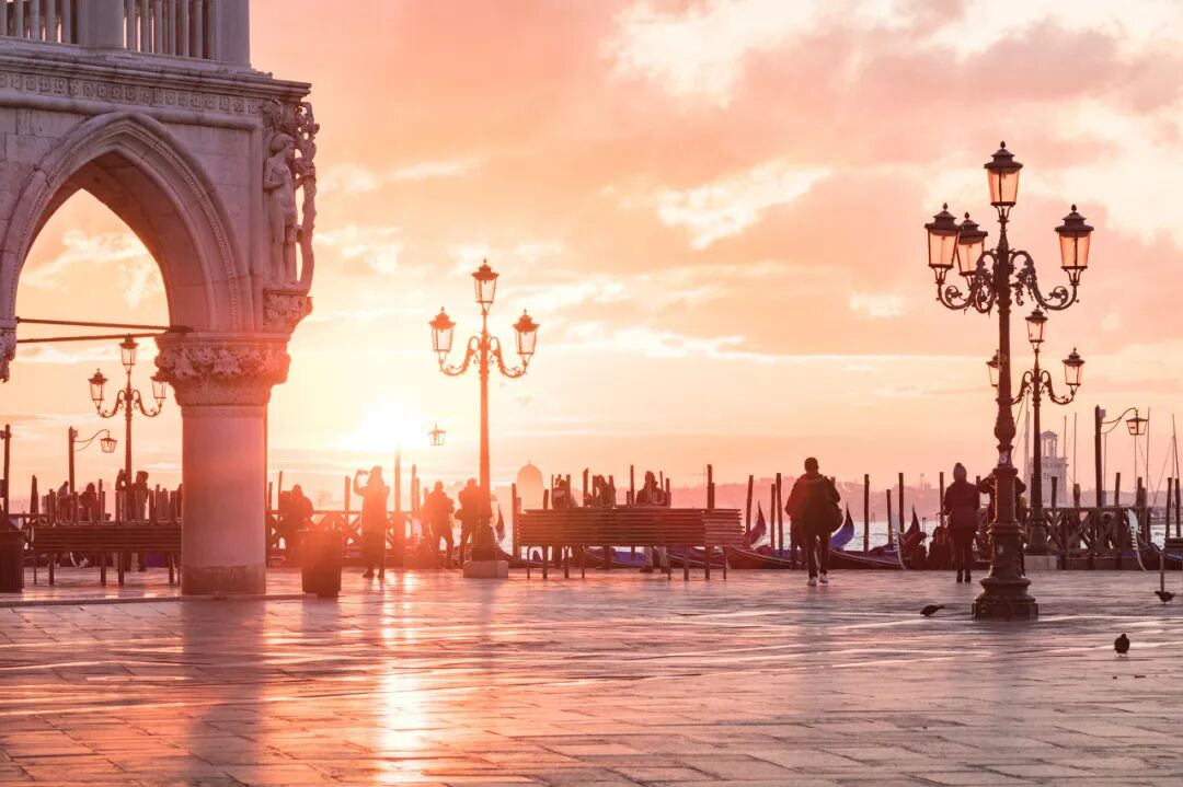 世界唯一没有车的城市，海上建城，划船出行，每年吸引3000万游客，本地人集体出逃，人口不足5万人