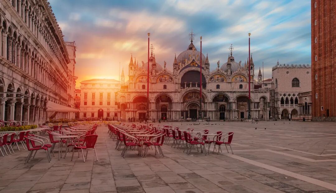 世界唯一没有车的城市，海上建城，划船出行，每年吸引3000万游客，本地人集体出逃，人口不足5万人