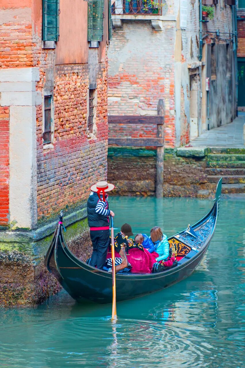 世界唯一没有车的城市，海上建城，划船出行，每年吸引3000万游客，本地人集体出逃，人口不足5万人