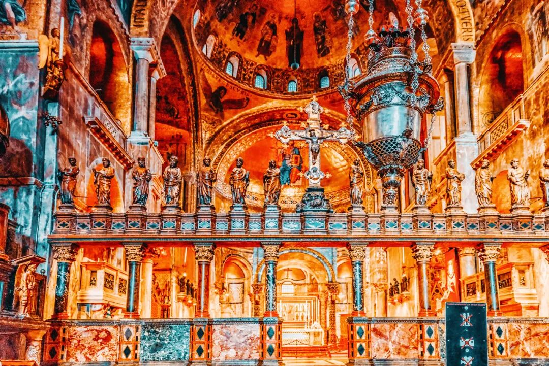 世界唯一没有车的城市，海上建城，划船出行，每年吸引3000万游客，本地人集体出逃，人口不足5万人