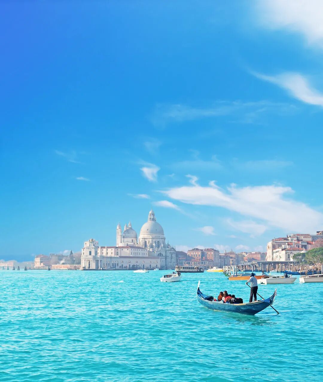 世界唯一没有车的城市，海上建城，划船出行，每年吸引3000万游客，本地人集体出逃，人口不足5万人