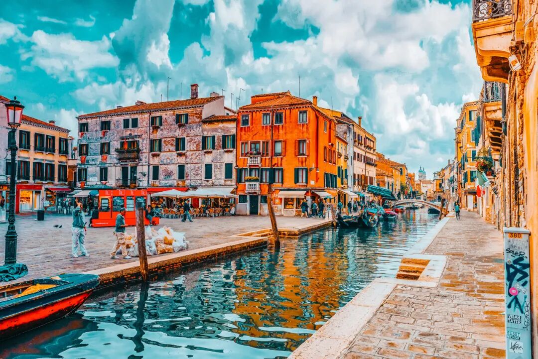 世界唯一没有车的城市，海上建城，划船出行，每年吸引3000万游客，本地人集体出逃，人口不足5万人