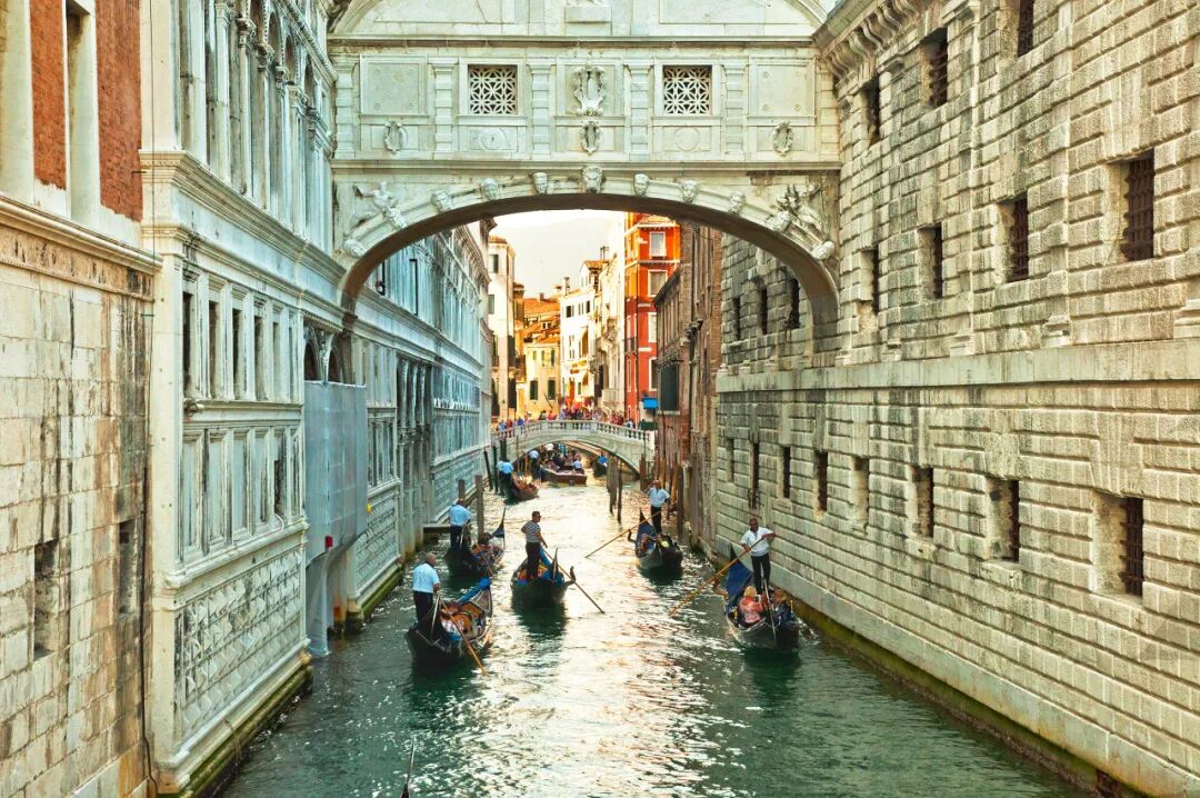 世界唯一没有车的城市，海上建城，划船出行，每年吸引3000万游客，本地人集体出逃，人口不足5万人