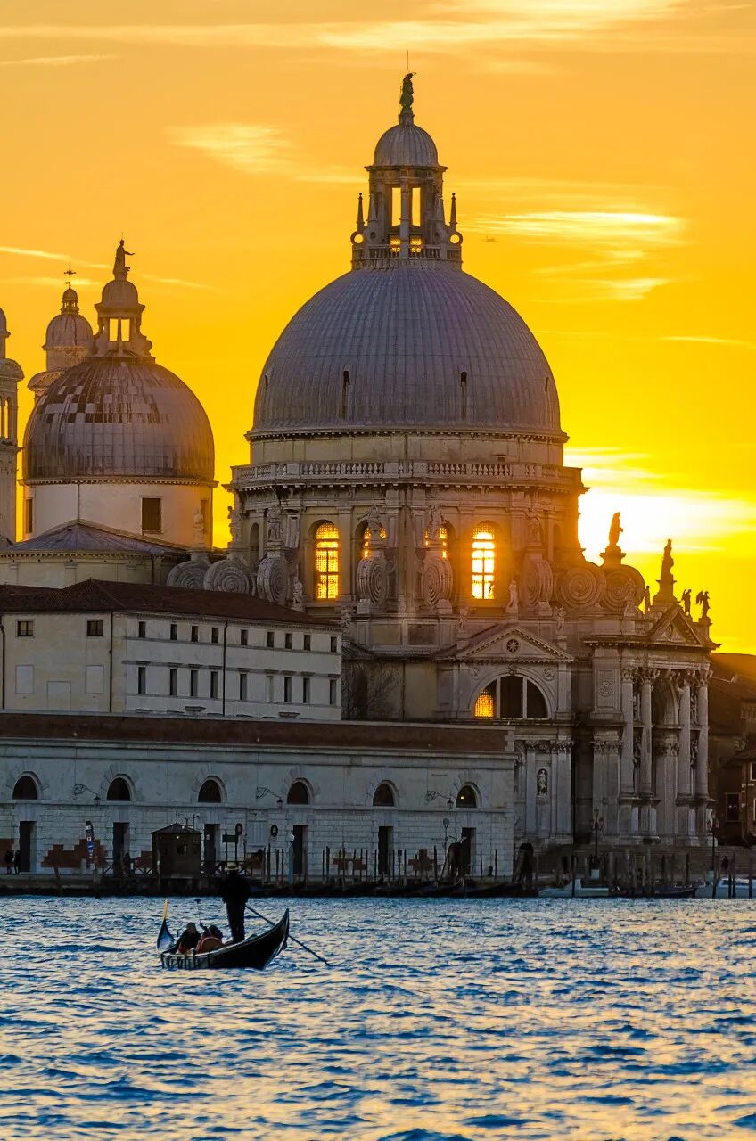 世界唯一没有车的城市，海上建城，划船出行，每年吸引3000万游客，本地人集体出逃，人口不足5万人