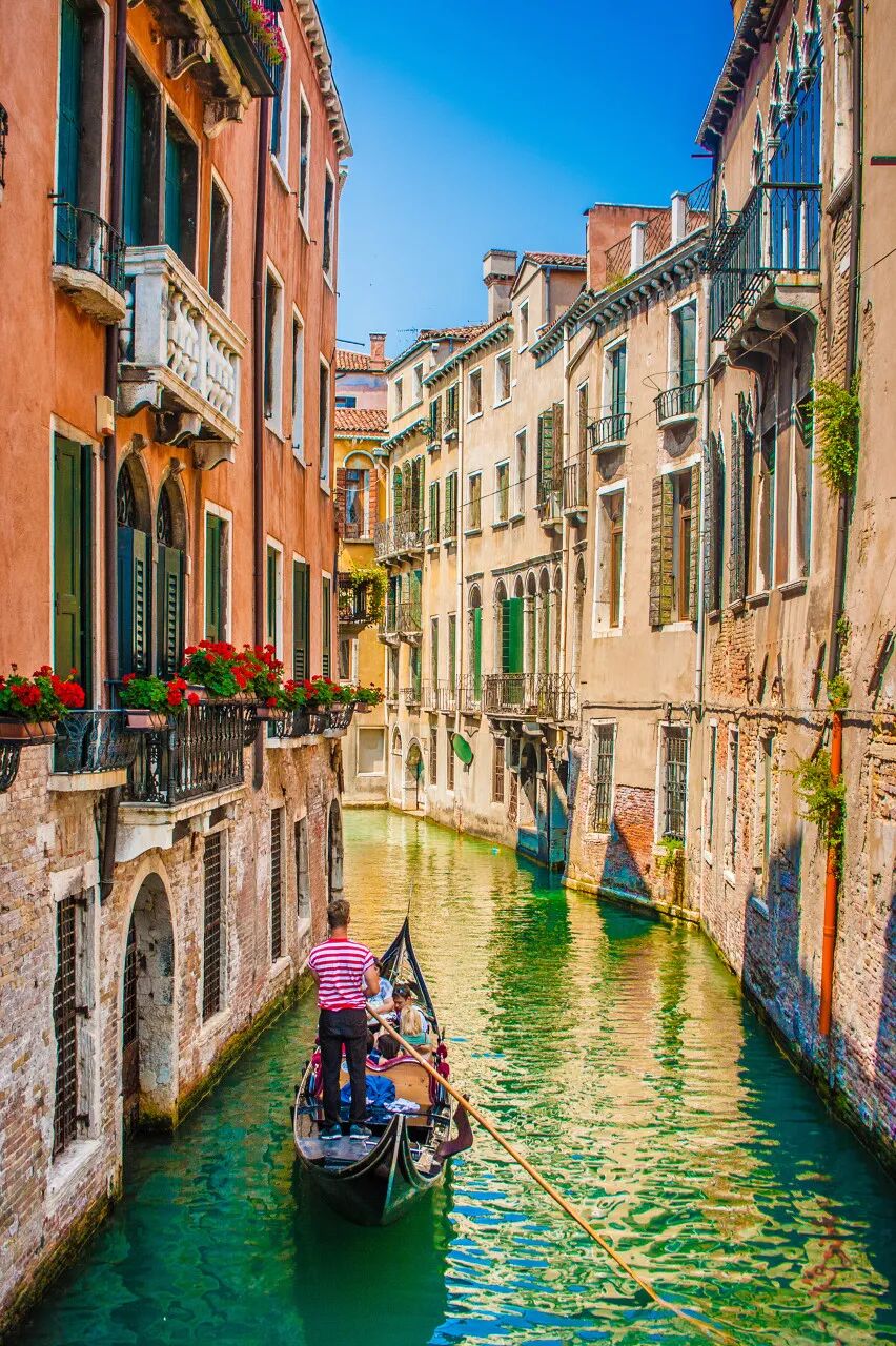 世界唯一没有车的城市，海上建城，划船出行，每年吸引3000万游客，本地人集体出逃，人口不足5万人