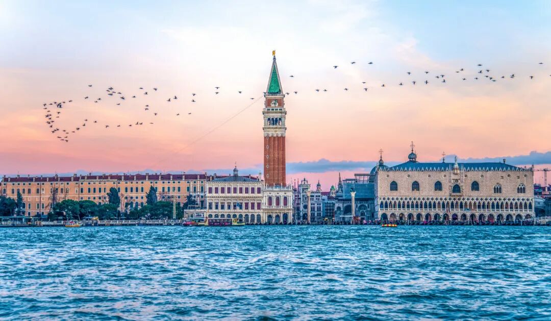 世界唯一没有车的城市，海上建城，划船出行，每年吸引3000万游客，本地人集体出逃，人口不足5万人