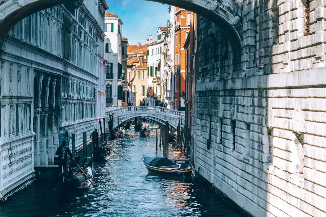 世界唯一没有车的城市，海上建城，划船出行，每年吸引3000万游客，本地人集体出逃，人口不足5万人