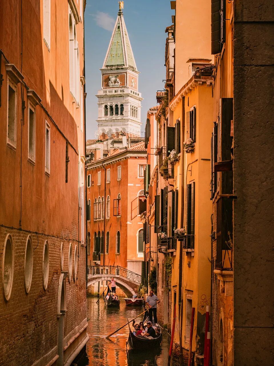 世界唯一没有车的城市，海上建城，划船出行，每年吸引3000万游客，本地人集体出逃，人口不足5万人