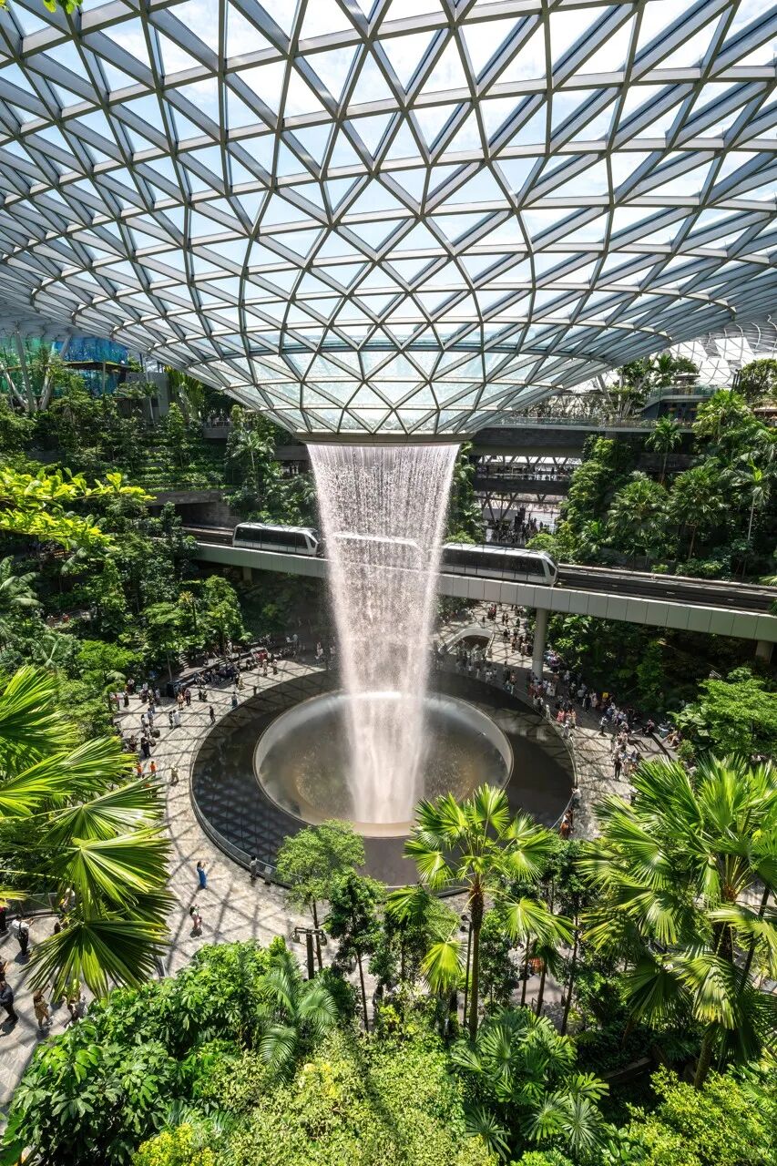 亚洲最幸福的国家，坐拥世界唯一五星机场，遍地花园，地摊都是米其林，但一不小心会赔个底朝天