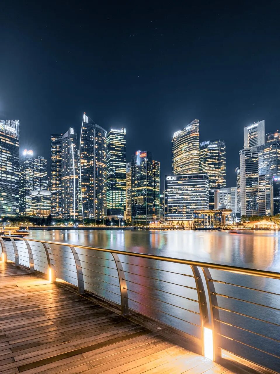 亚洲最幸福的国家，坐拥世界唯一五星机场，遍地花园，地摊都是米其林，但一不小心会赔个底朝天