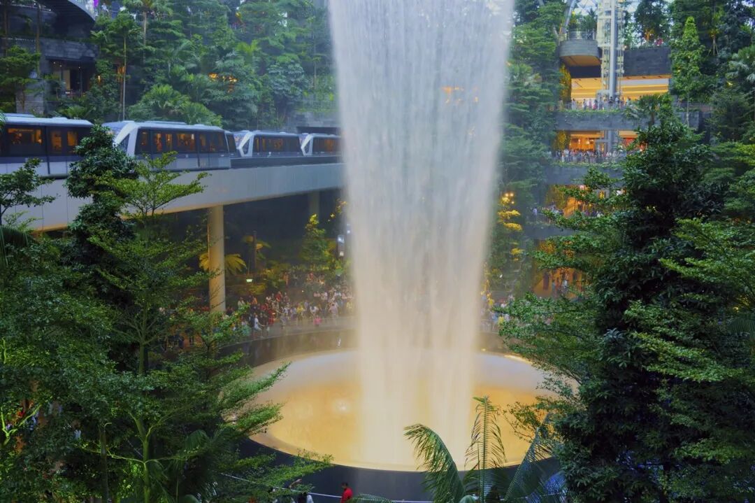 亚洲最幸福的国家，坐拥世界唯一五星机场，遍地花园，地摊都是米其林，但一不小心会赔个底朝天