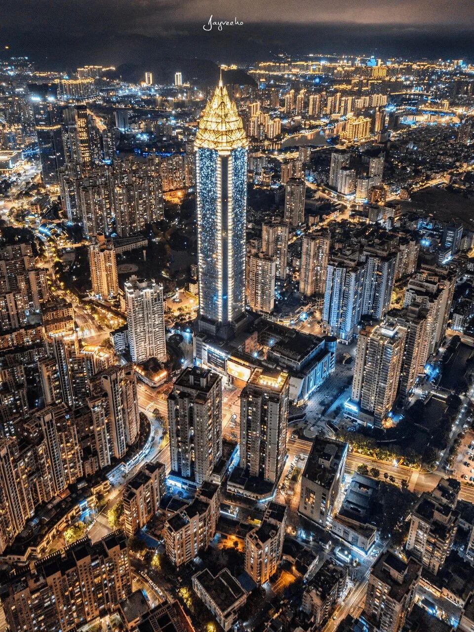 去了六盘水才知道，空调卖不出去；去了巴音布鲁克才知道，这里有九个太阳；去了盐城才知道，爬山是奢侈