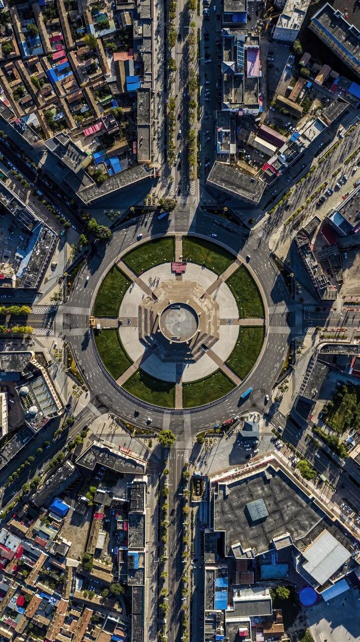 去了六盘水才知道，空调卖不出去；去了巴音布鲁克才知道，这里有九个太阳；去了盐城才知道，爬山是奢侈