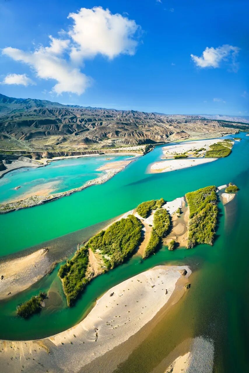 去了六盘水才知道，空调卖不出去；去了巴音布鲁克才知道，这里有九个太阳；去了盐城才知道，爬山是奢侈