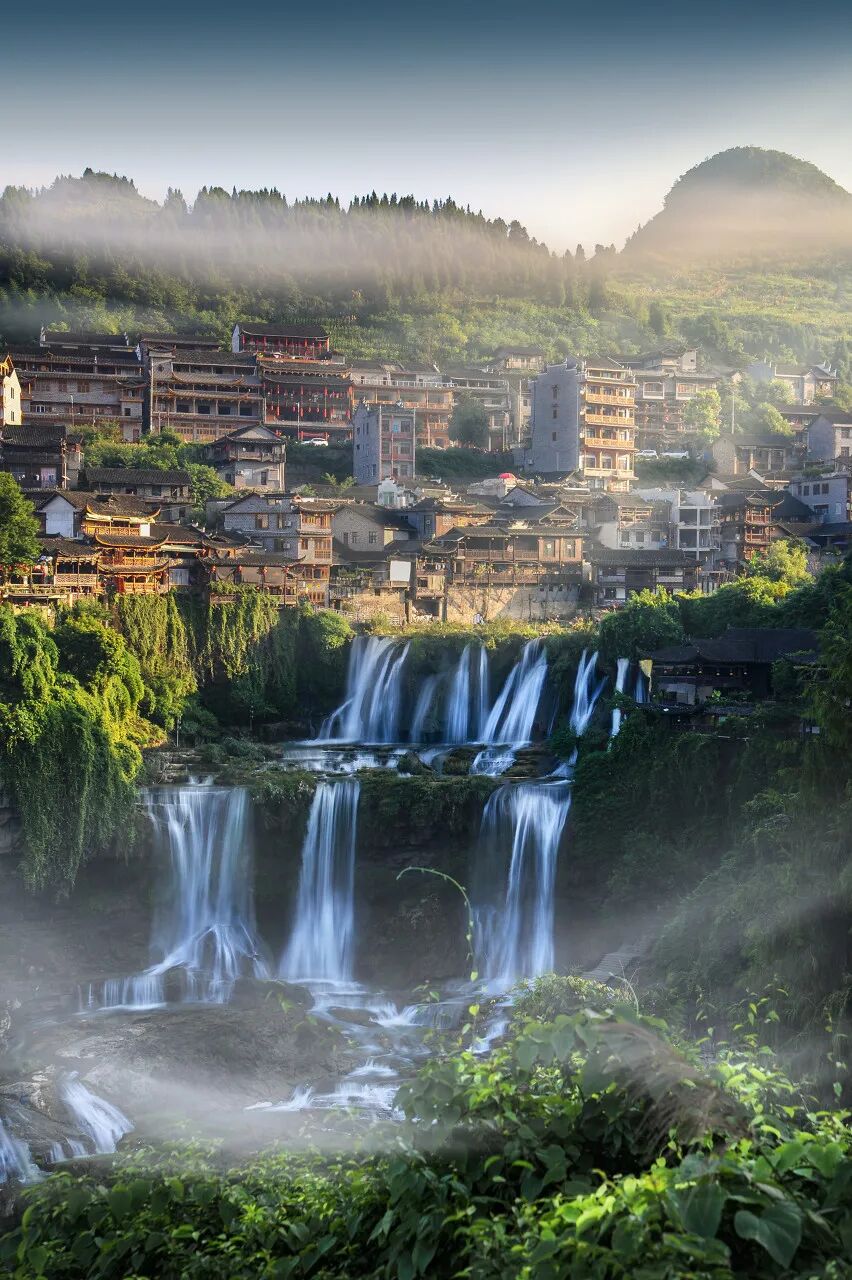 去了六盘水才知道，空调卖不出去；去了巴音布鲁克才知道，这里有九个太阳；去了盐城才知道，爬山是奢侈