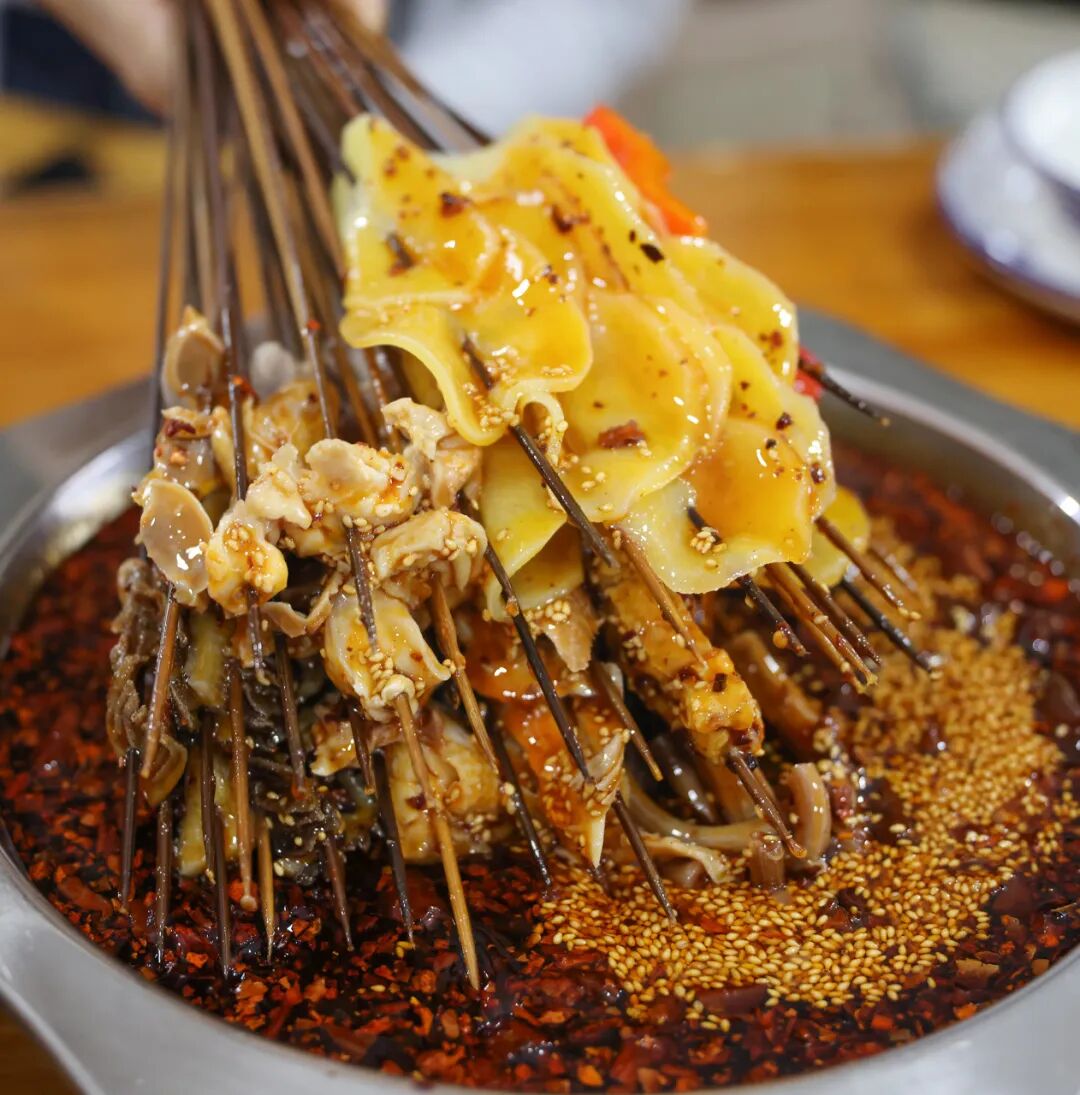 去了六盘水才知道，空调卖不出去；去了巴音布鲁克才知道，这里有九个太阳；去了盐城才知道，爬山是奢侈