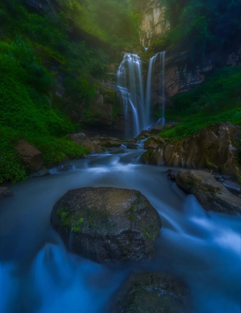 去了六盘水才知道，空调卖不出去；去了巴音布鲁克才知道，这里有九个太阳；去了盐城才知道，爬山是奢侈