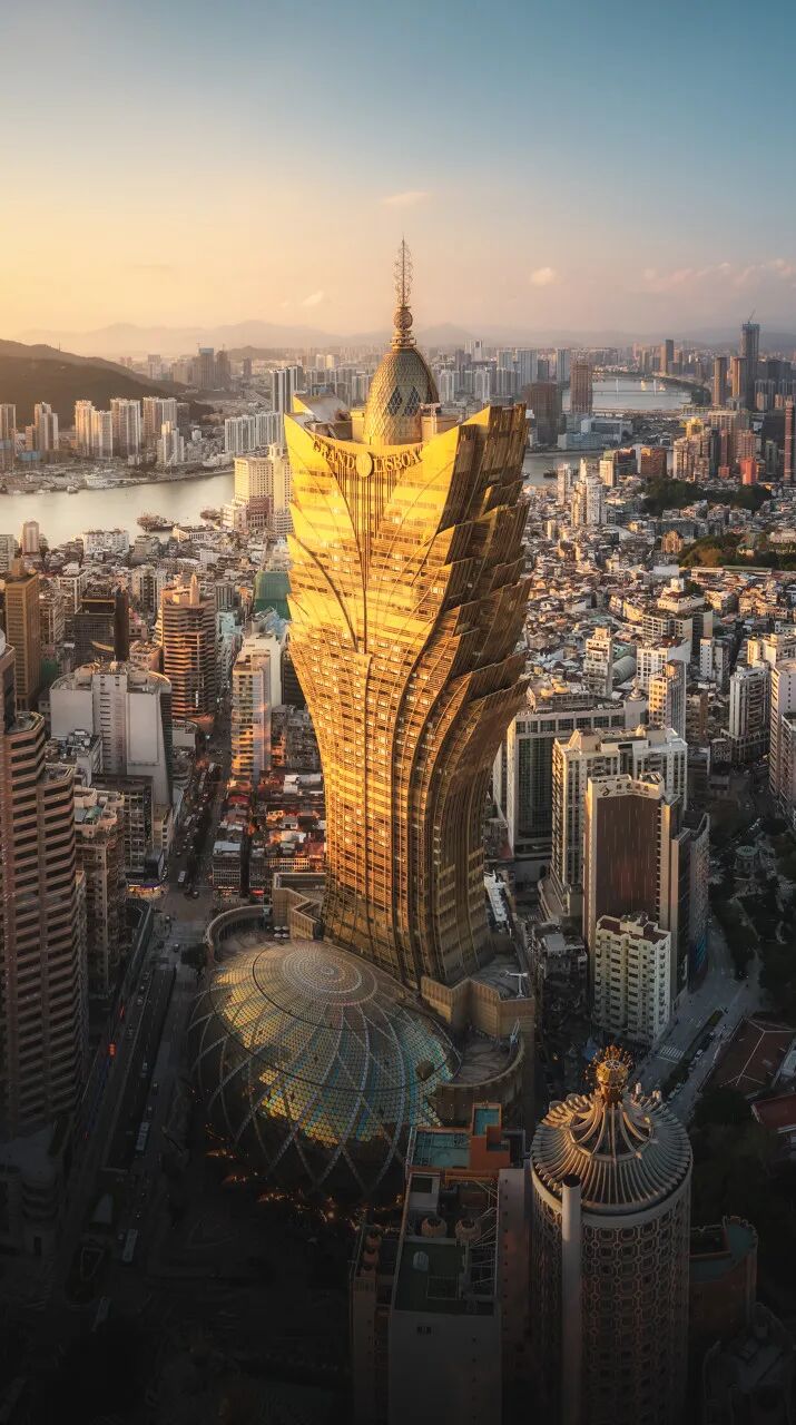 去了六盘水才知道，空调卖不出去；去了巴音布鲁克才知道，这里有九个太阳；去了盐城才知道，爬山是奢侈