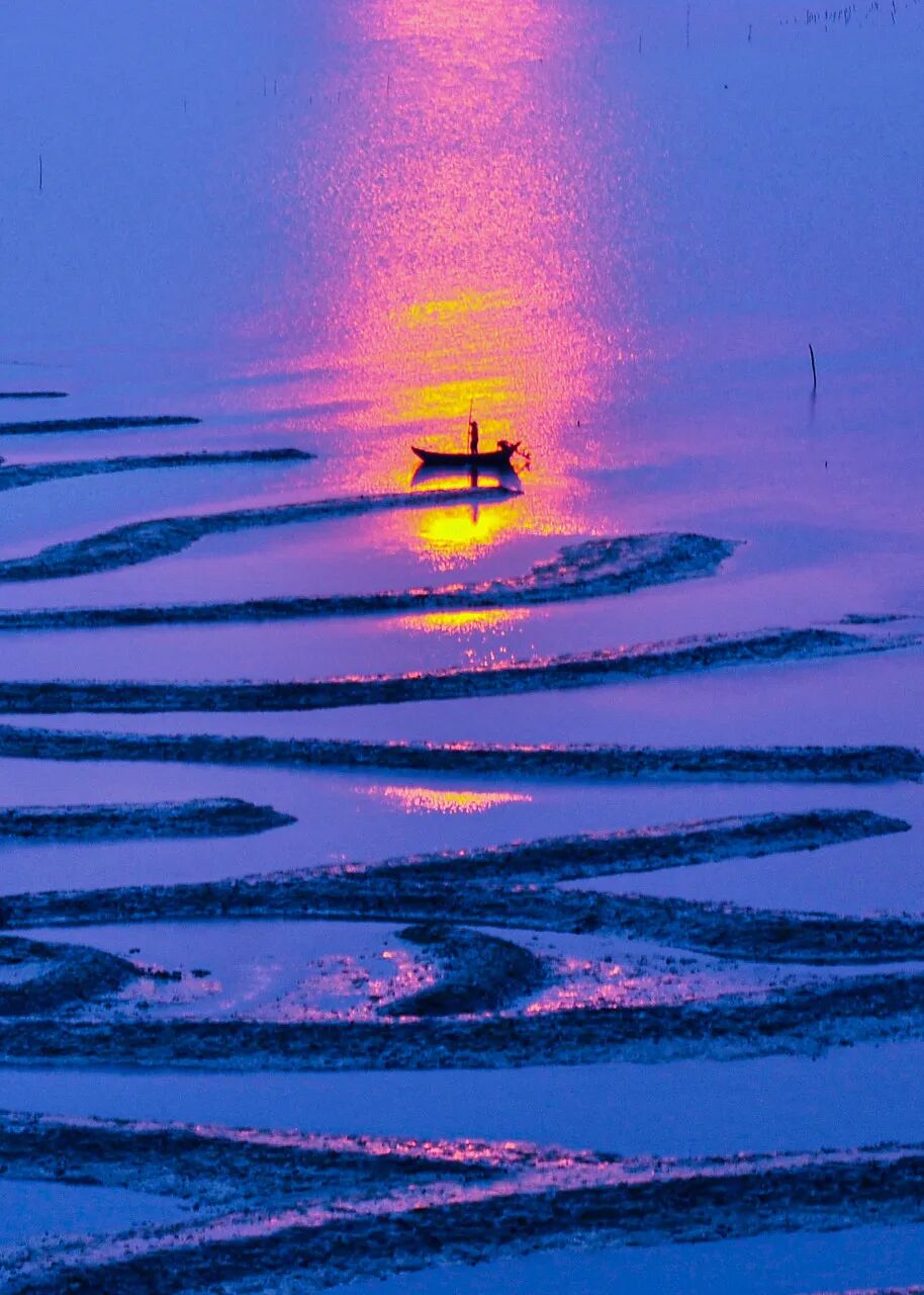 去了六盘水才知道，空调卖不出去；去了巴音布鲁克才知道，这里有九个太阳；去了盐城才知道，爬山是奢侈