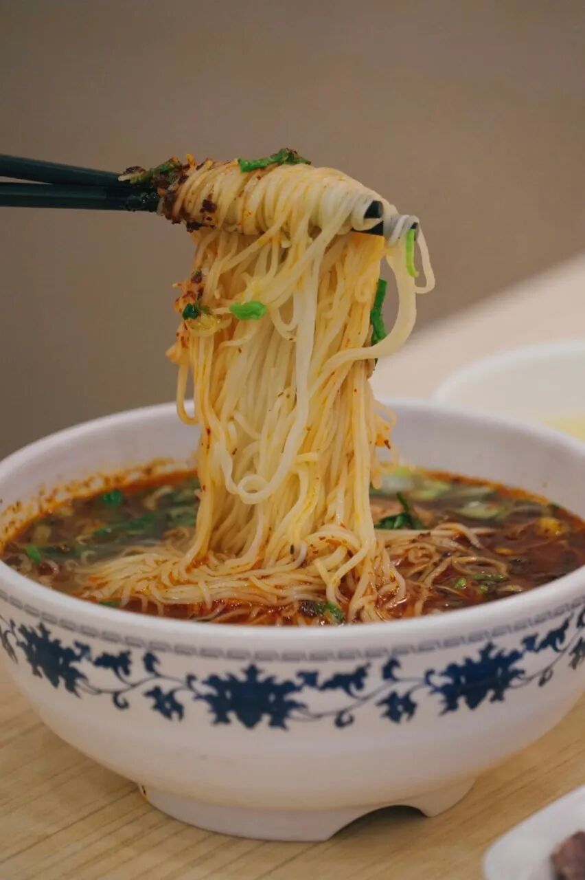 去了六盘水才知道，空调卖不出去；去了巴音布鲁克才知道，这里有九个太阳；去了盐城才知道，爬山是奢侈