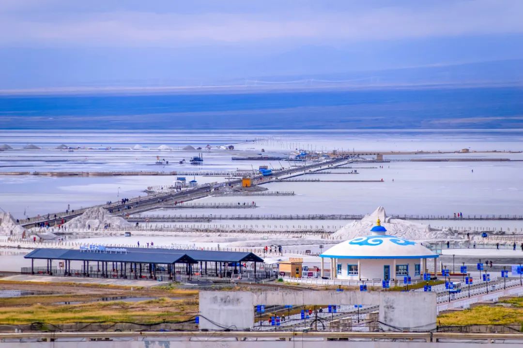 2025年察尔汗盐湖旅游：中国最大的“天空之镜"曝光，比茶卡盐湖大56倍，价值12万亿，够全世界人口吃1000年！