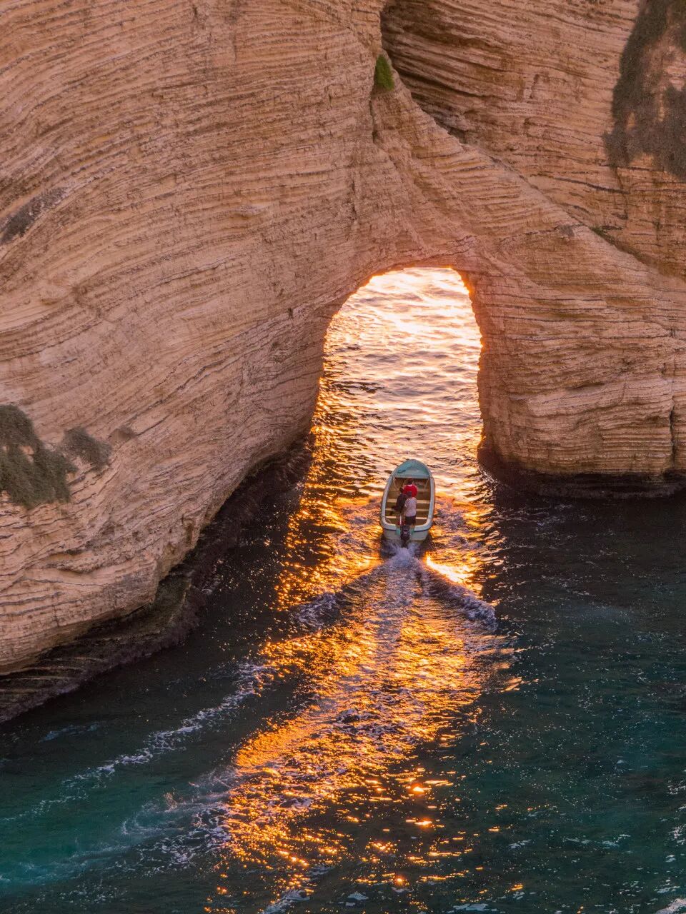 又一国家宣布破产！曾是此生必去旅行地，如今负债6000亿，政府全体辞职，全国停电，1/3国民饿肚子，战火纷飞...