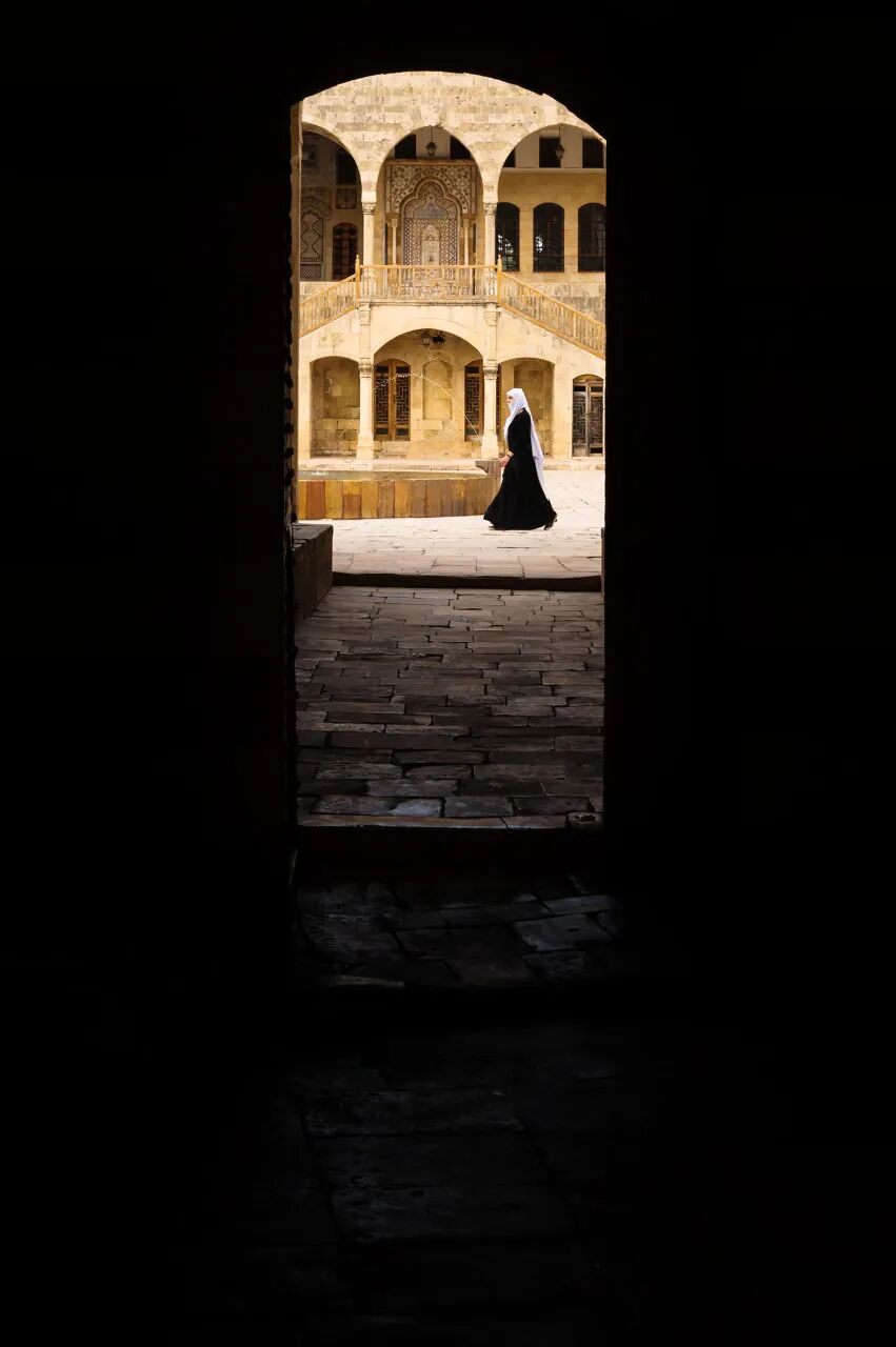 又一国家宣布破产！曾是此生必去旅行地，如今负债6000亿，政府全体辞职，全国停电，1/3国民饿肚子，战火纷飞...