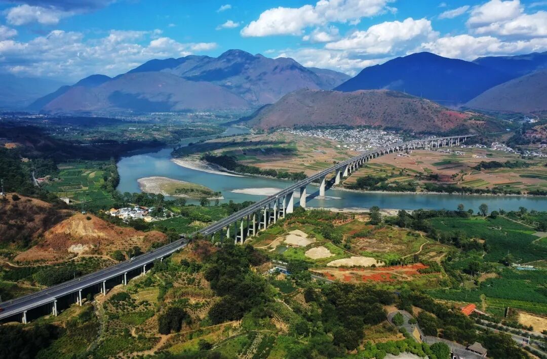 超适合“发呆”的小城，比昆明宜居，游客不及大理一半，四季如春，3元茶水免费续，10元咖啡喝到爽，洗掉一身班味儿！