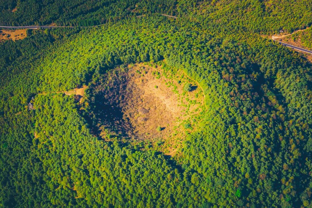 超适合“发呆”的小城，比昆明宜居，游客不及大理一半，四季如春，3元茶水免费续，10元咖啡喝到爽，洗掉一身班味儿！