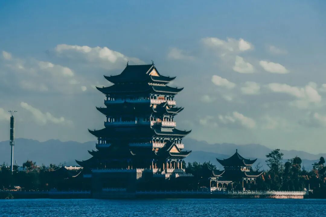 超适合“发呆”的小城，比昆明宜居，游客不及大理一半，四季如春，3元茶水免费续，10元咖啡喝到爽，洗掉一身班味儿！