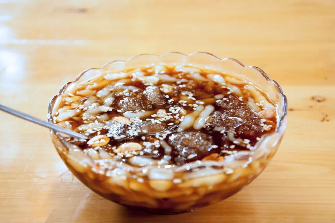 中国最“能熬夜”的城市，白天大街没人，凌晨2点人挤人，冬天满街鲜花，比成都还安逸，太适合养老了！