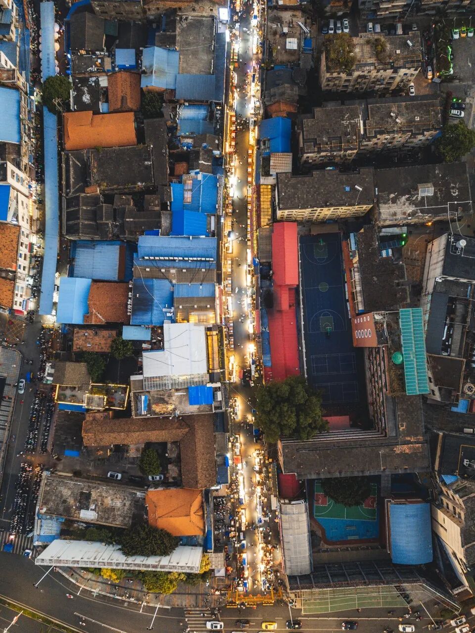 中国最“能熬夜”的城市，白天大街没人，凌晨2点人挤人，冬天满街鲜花，比成都还安逸，太适合养老了！