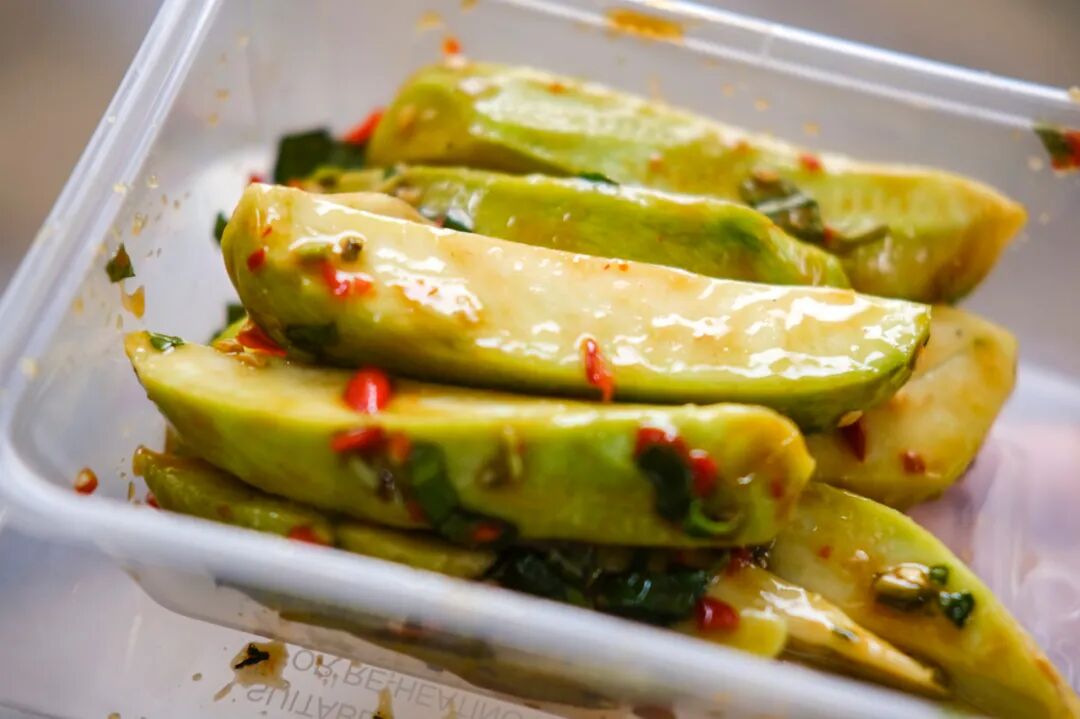 中国最“能熬夜”的城市，白天大街没人，凌晨2点人挤人，冬天满街鲜花，比成都还安逸，太适合养老了！