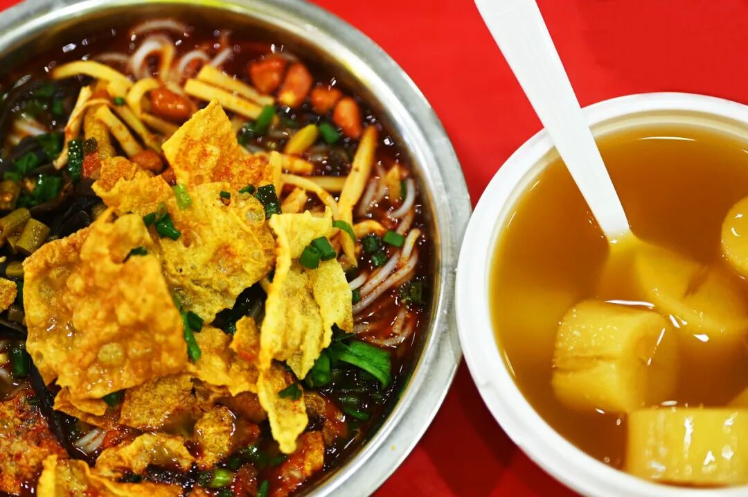 中国最“能熬夜”的城市，白天大街没人，凌晨2点人挤人，冬天满街鲜花，比成都还安逸，太适合养老了！