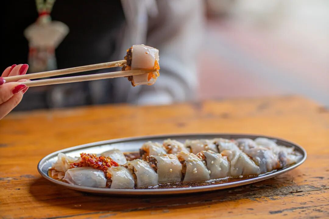 中国最“能熬夜”的城市，白天大街没人，凌晨2点人挤人，冬天满街鲜花，比成都还安逸，太适合养老了！