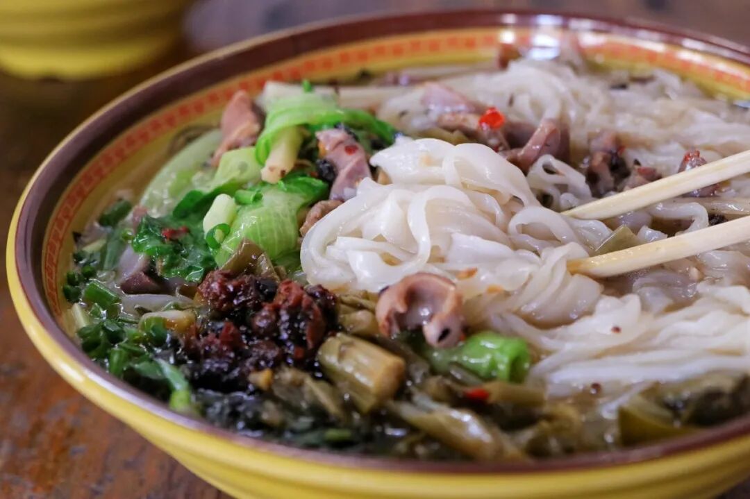 中国最“能熬夜”的城市，白天大街没人，凌晨2点人挤人，冬天满街鲜花，比成都还安逸，太适合养老了！