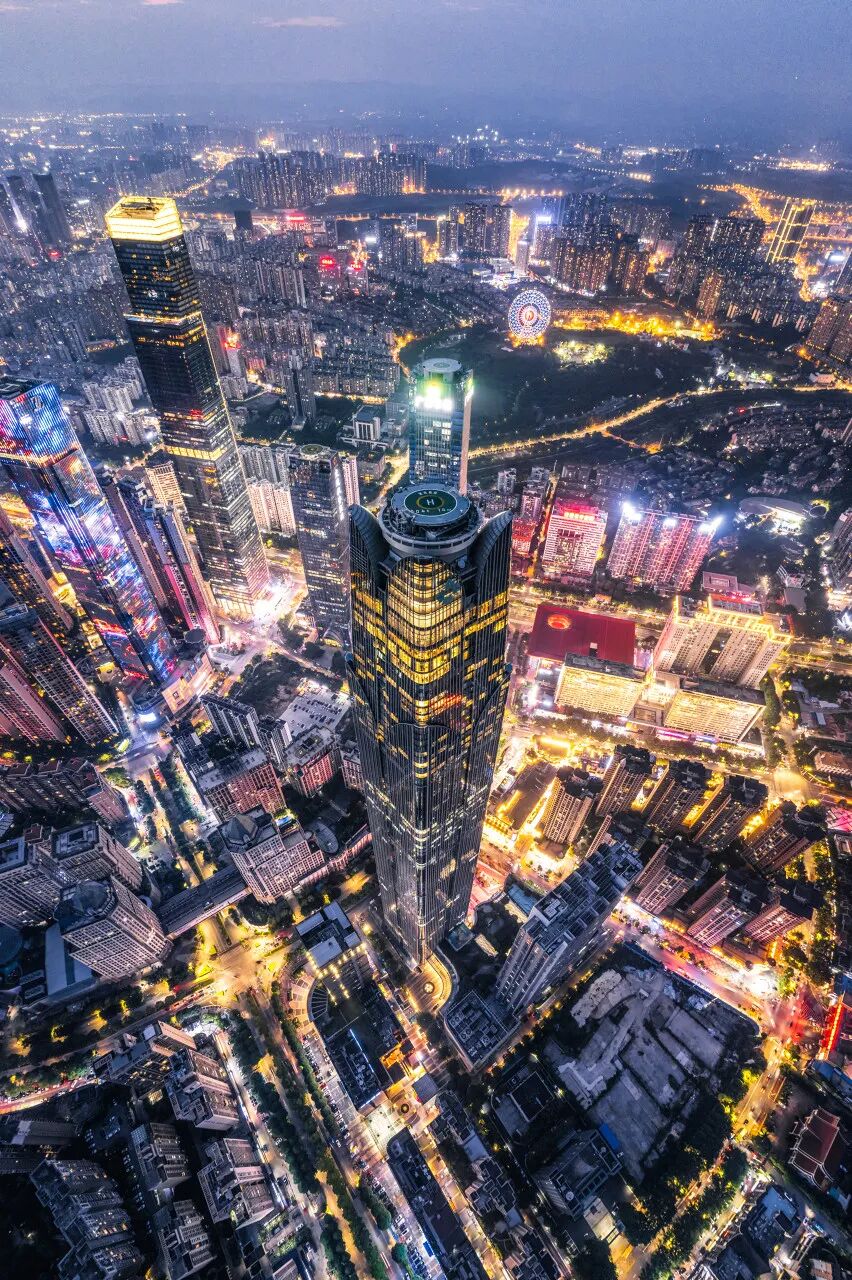 中国最“能熬夜”的城市，白天大街没人，凌晨2点人挤人，冬天满街鲜花，比成都还安逸，太适合养老了！