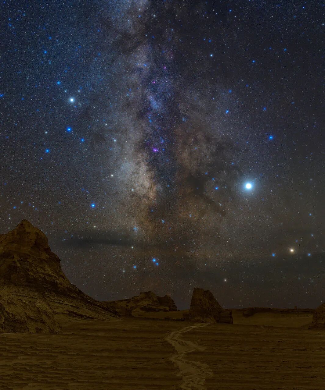 中国最孤独的城市，方圆200公里没有县城，每平方公里只有1人，被无人区包围，每年有100万人慕名前来