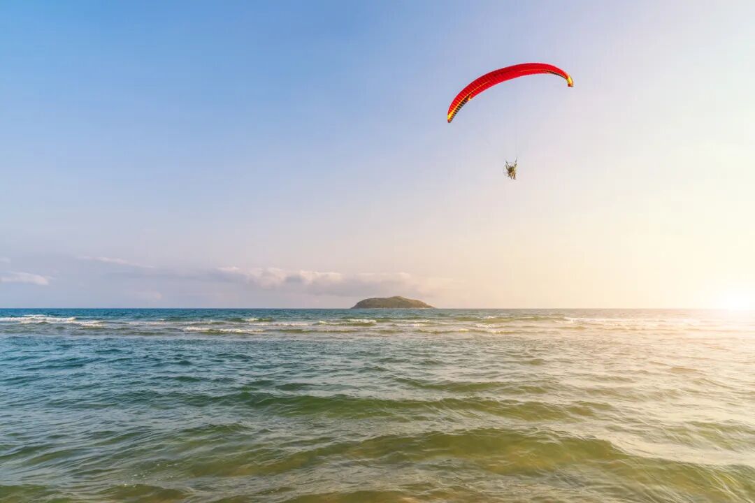 国内超适合躺平的海滨小城，海景不输巴厘岛，物价不到三亚一半，人少不扎堆，太宝藏了！