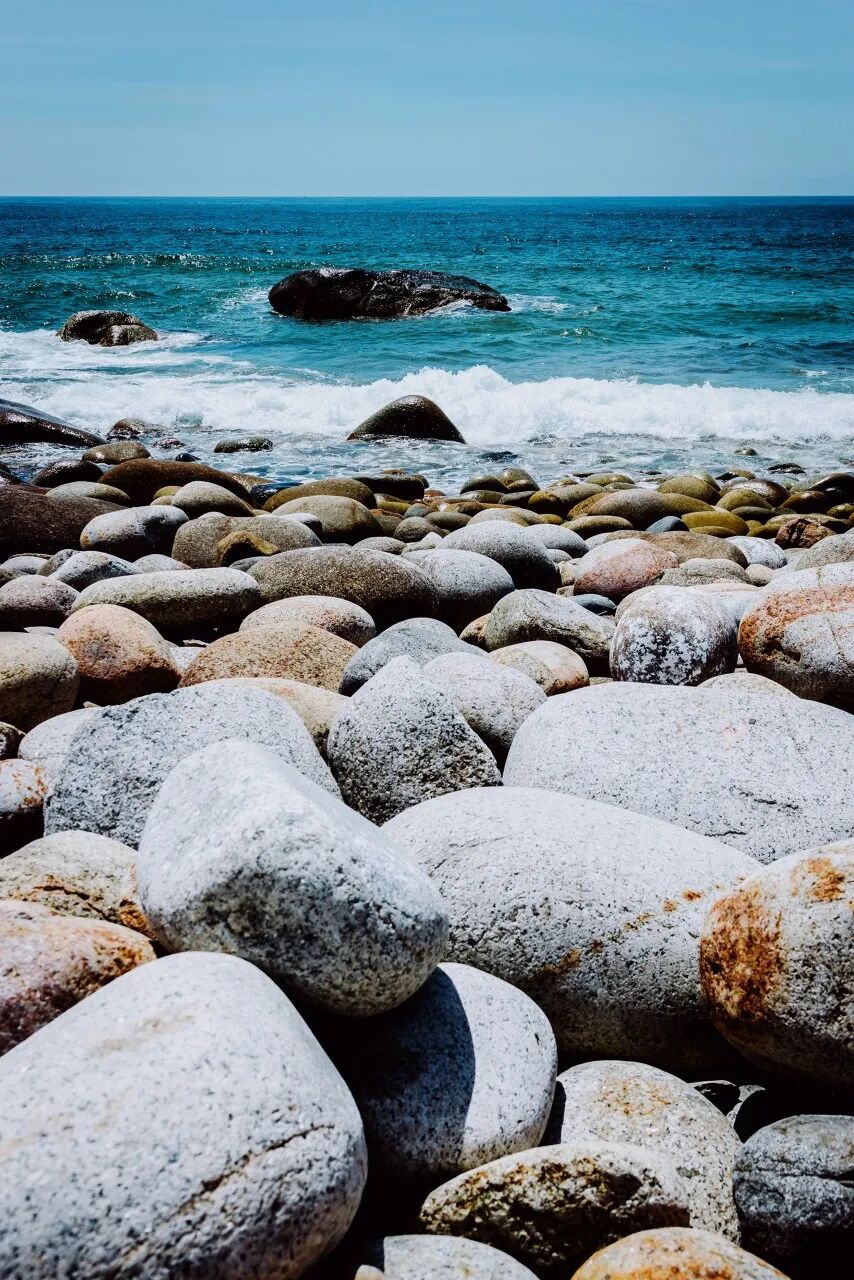 国内超适合躺平的海滨小城，海景不输巴厘岛，物价不到三亚一半，人少不扎堆，太宝藏了！