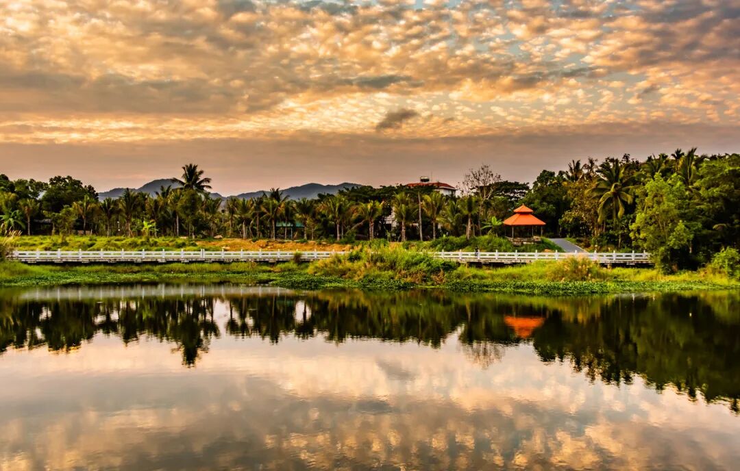 国内超适合躺平的海滨小城，海景不输巴厘岛，物价不到三亚一半，人少不扎堆，太宝藏了！