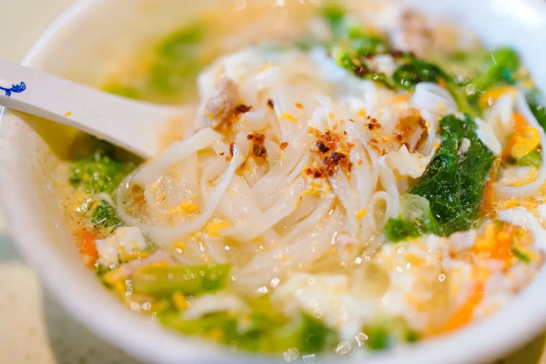 国内超适合躺平的海滨小城，海景不输巴厘岛，物价不到三亚一半，人少不扎堆，太宝藏了！