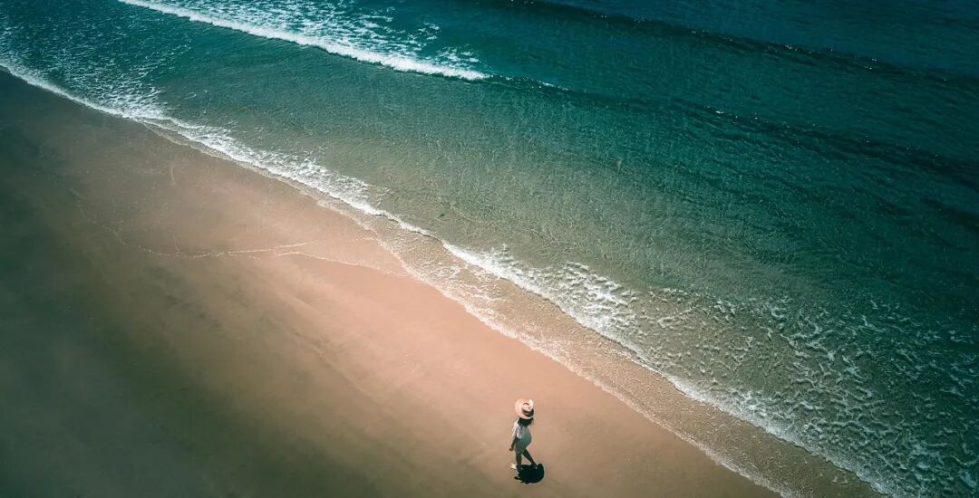 国内超适合躺平的海滨小城，海景不输巴厘岛，物价不到三亚一半，人少不扎堆，太宝藏了！