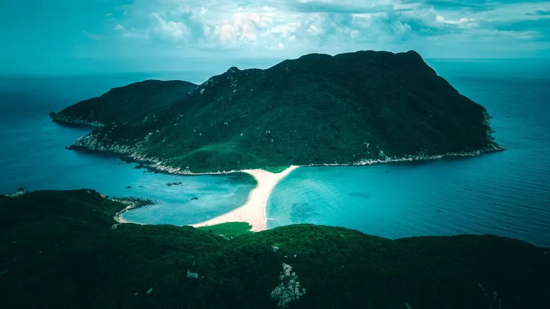 国内超适合躺平的海滨小城，海景不输巴厘岛，物价不到三亚一半，人少不扎堆，太宝藏了！