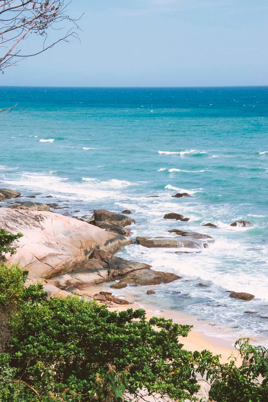 国内超适合躺平的海滨小城，海景不输巴厘岛，物价不到三亚一半，人少不扎堆，太宝藏了！