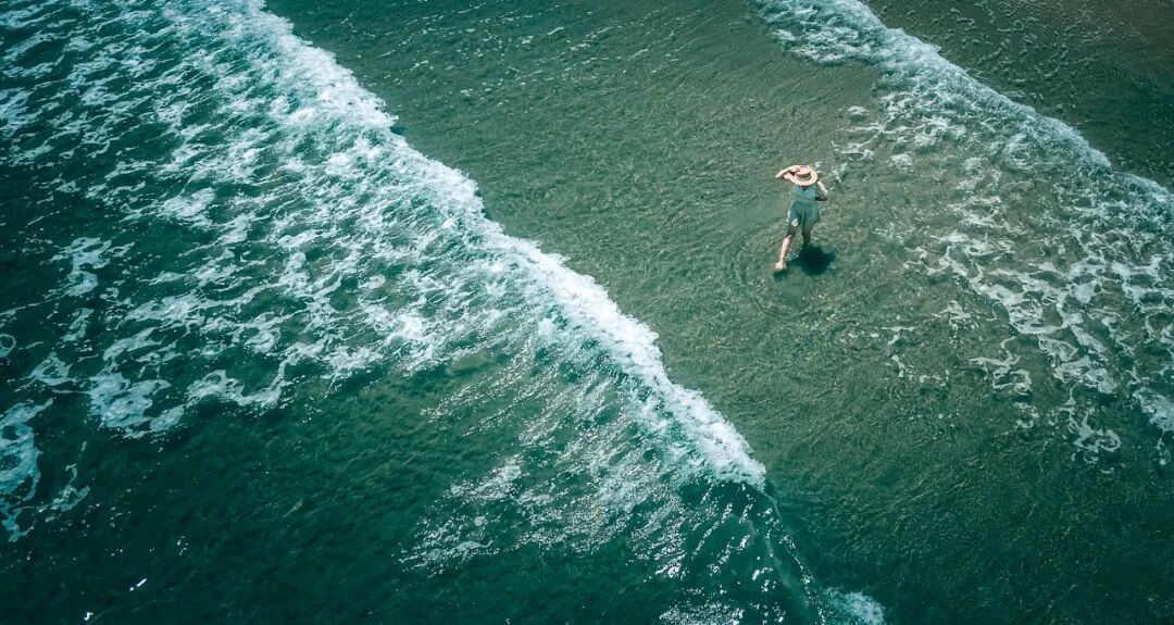 国内超适合躺平的海滨小城，海景不输巴厘岛，物价不到三亚一半，人少不扎堆，太宝藏了！