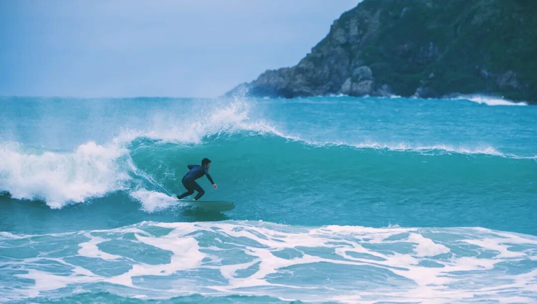 国内超适合躺平的海滨小城，海景不输巴厘岛，物价不到三亚一半，人少不扎堆，太宝藏了！
